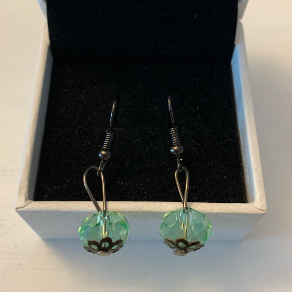 green gem dangling earrings 💚